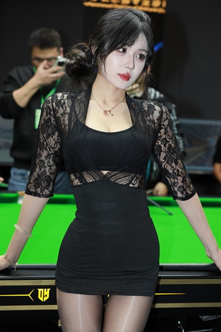 台球展性感超短裙，油亮丝模特