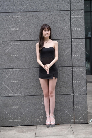 黑色短裙苗条美足小仙女