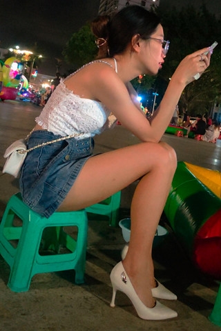 钦州港广场的极品白高跟女人2