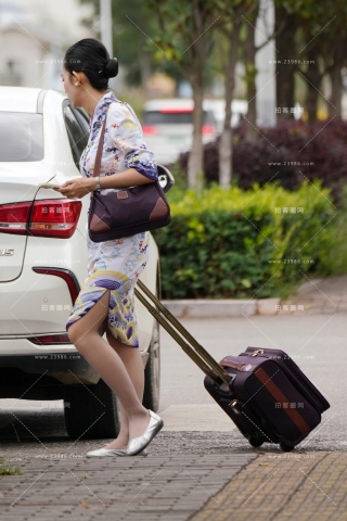 街拍海航青花瓷制服灰丝空姐上下班