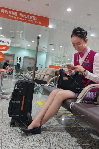 4K视频，南航空姐平底鞋肉丝长腿休息歇脚