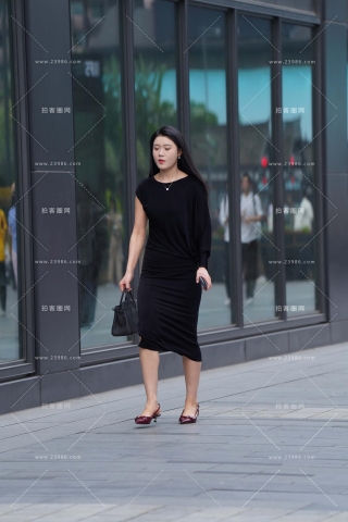 黑色裹身裙美眉