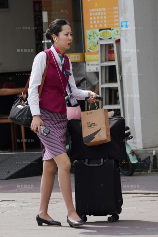 25最新空姐街拍-近距离拍摄南航空姐深肉丝的性感