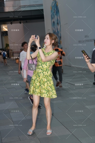 绿色裙美腿美zu美女