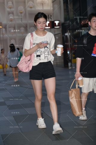 街拍热裤运动鞋小姐姐