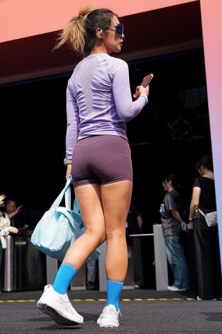 紫色紧身运动装两组