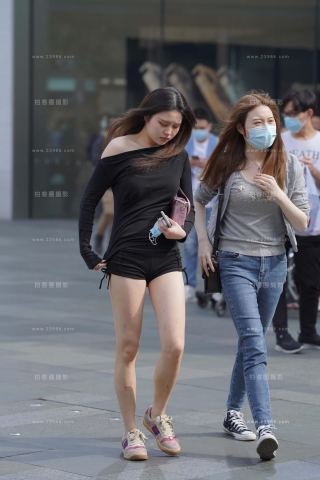 街拍黑色热裤美腿小姐姐