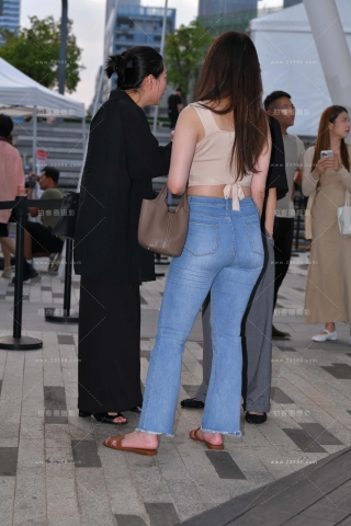 微胖的紧牛凉拖美女