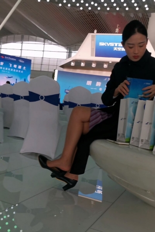 手机视频偶遇CZ航空乘超薄肉丝高跟挑鞋歇歇