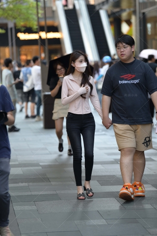 黑色紧牛小妹