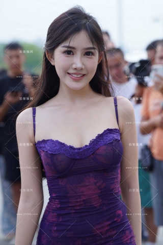 紫色吊带长裙网红 李青青