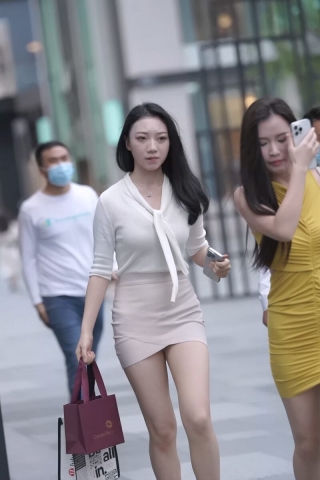 街拍包臀裙美女两位
