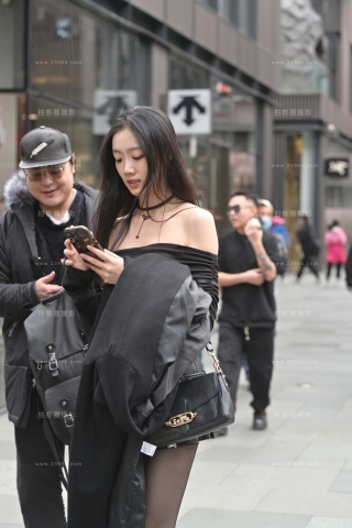 街拍超短裙黑色丝，长靴小姐姐