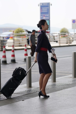 25空姐街拍-东航漂亮的金棕丝