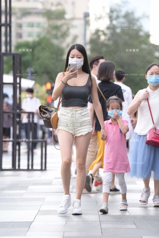 街拍好身材美女辣妈