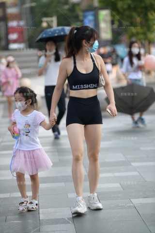 偶遇运动紧身装美女辣妈