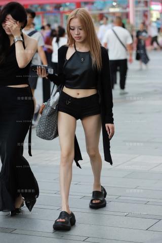 街拍超短热牛美眉