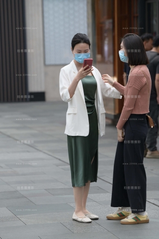 街拍穿丝的长裙美姐