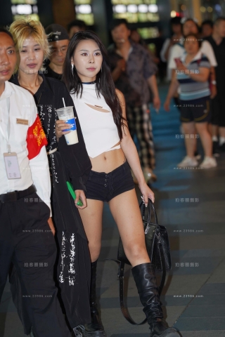 黑色超短热裤长靴美眉