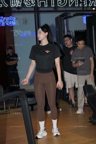 棕色紧身裤健身美女