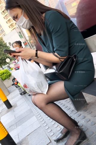 查看完整内容:等公交的黑丝女孩 - 共4张图片 查看完整内容:等公交的黑丝女孩 - 共4张图片