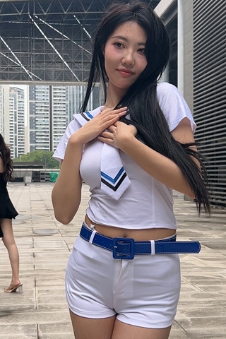 白色热裤小姐姐