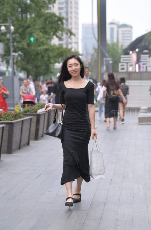 气质黑裙街拍美女