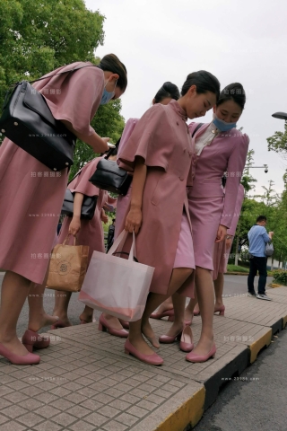 罕见超薄灰si空乘们互相试鞋震撼