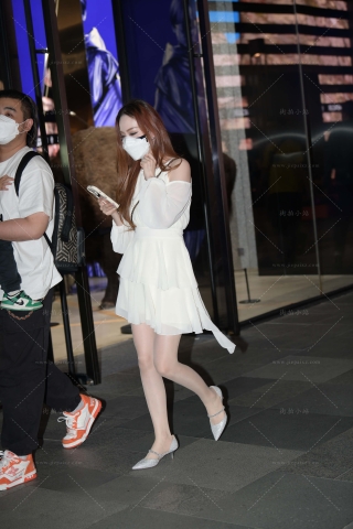 偶遇白裙肉丝轻熟宝妈