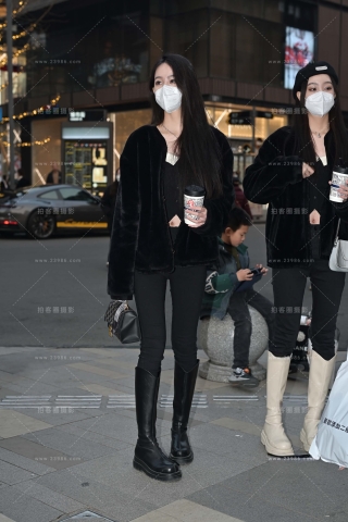 黑色长裤长靴美女姐妹
