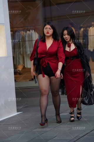 红唇红裙丰腴黑丝