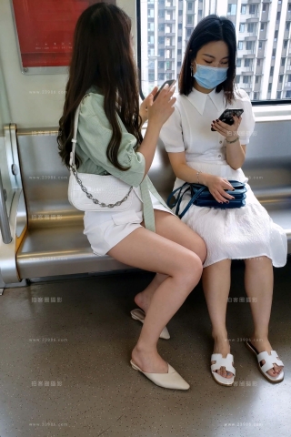 对面美腿女孩儿