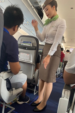 空姐蹲下的诱惑- 高清肉丝高跟 精采