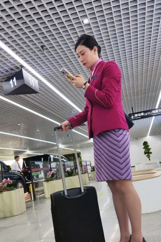 4K视频航站楼偶遇气质韵味的南航空姐