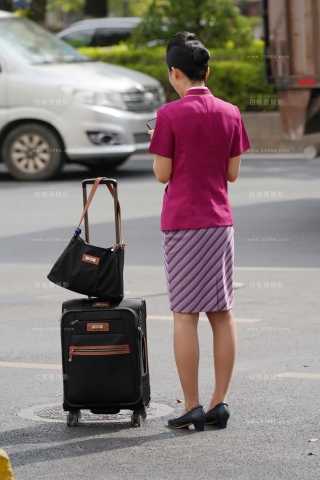 25最新空姐街拍-阳光下南航丝袜的光泽很不错