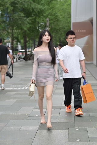 街拍包臀短裙凉高美zu小姐姐