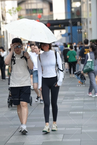 街拍黑色紧身裤眼镜妹