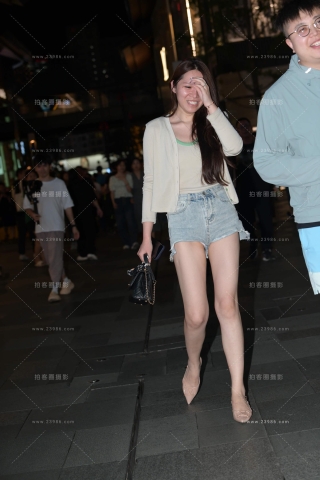 热裤长腿女友