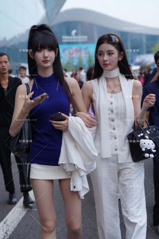 美腿短裙小姐姐