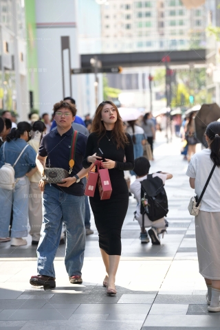 街拍黑色长裙美女