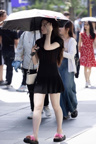 撑伞的黑色裙美眉