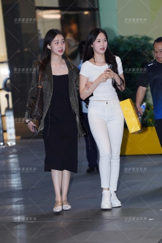 白裤小姐姐跟闺蜜