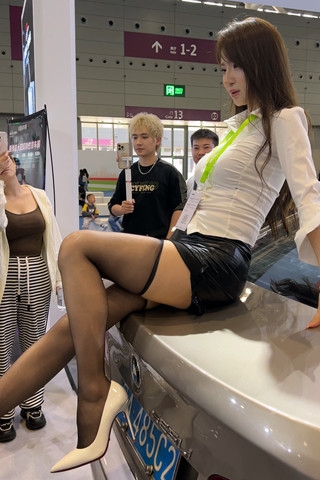 后备箱上的长腿美女（陈77）