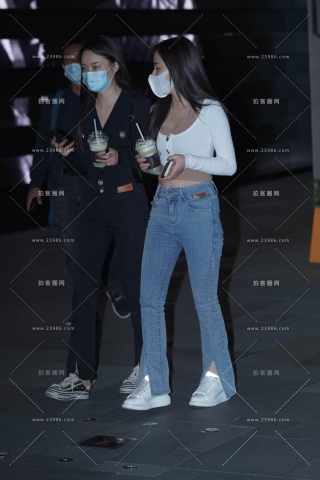 蓝色牛仔裤气质小姐姐