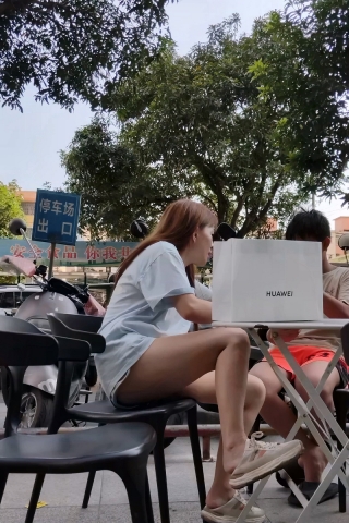 手机4K视频，奶茶店外白色上衣热裤美眉