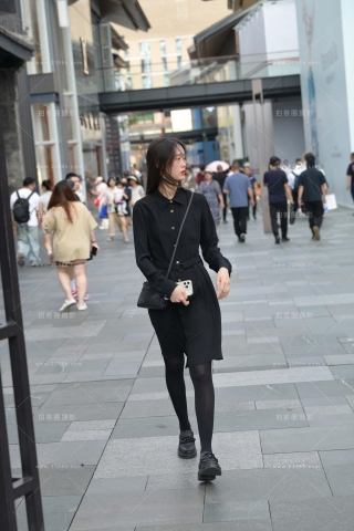 街拍黑色裙小姐姐
