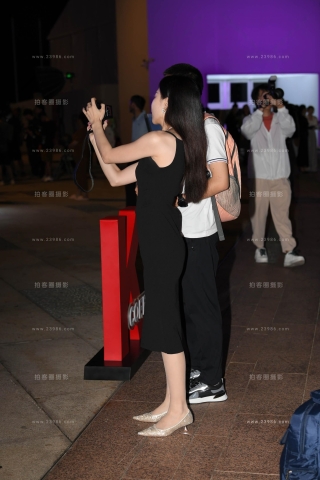 查看完整内容：黑色裙丝腿小姐姐 - 共18张图片