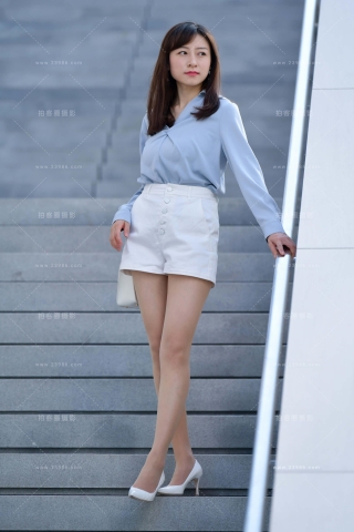 丝腿高跟美女