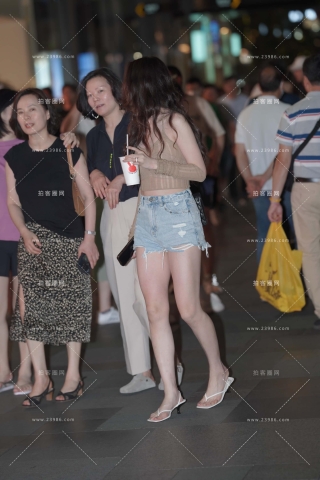 街拍热裤美腿美眉