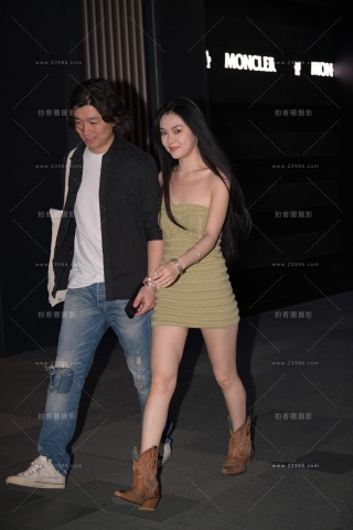 抹胸短裙漂亮小女友